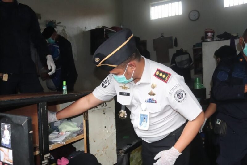 Kepala Lembaga Pemasyarakatan Kelas IIA Serang, Rico Stiven, memimpin langsung pemeriksaan kamar hunian warga binaan dalam kegiatan Razia Gabungan di Lapas Kelas IIA Serang, Selasa (22/9/2026).