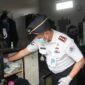 Kepala Lembaga Pemasyarakatan Kelas IIA Serang, Rico Stiven, memimpin langsung pemeriksaan kamar hunian warga binaan dalam kegiatan Razia Gabungan di Lapas Kelas IIA Serang, Selasa (22/9/2026).