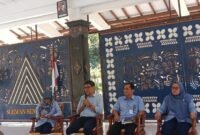 Sekretaris Disperindag Sleman, Aris Herbandang, didampingi jajaran pejabat terkait, memaparkan strategi digitalisasi pasar tradisional kepada para pedagang di Pendopo Rumah Dinas Bupati Sleman, Selasa (22/9/2026).
