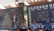 Sekretaris Disperindag Sleman, Aris Herbandang, didampingi jajaran pejabat terkait, memaparkan strategi digitalisasi pasar tradisional kepada para pedagang di Pendopo Rumah Dinas Bupati Sleman, Selasa (22/9/2026).