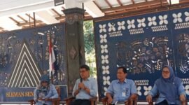 Sekretaris Disperindag Sleman, Aris Herbandang, didampingi jajaran pejabat terkait, memaparkan strategi digitalisasi pasar tradisional kepada para pedagang di Pendopo Rumah Dinas Bupati Sleman, Selasa (22/9/2026).