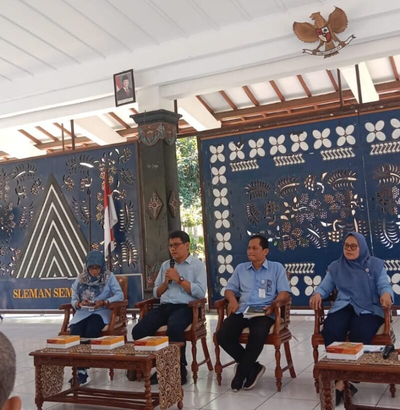 Sekretaris Disperindag Sleman, Aris Herbandang, didampingi jajaran pejabat terkait, memaparkan strategi digitalisasi pasar tradisional kepada para pedagang di Pendopo Rumah Dinas Bupati Sleman, Selasa (22/9/2026).