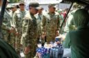 Panglima TNI didampingi jajaran perwira tinggi TNI AD meninjau stan bazar yang menyediakan aneka produk kebutuhan pokok dan minuman dalam rangkaian HUT ke-81 TNI dan HUT ke-76 Kodam IV/Diponegoro.