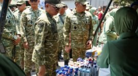 Panglima TNI didampingi jajaran perwira tinggi TNI AD meninjau stan bazar yang menyediakan aneka produk kebutuhan pokok dan minuman dalam rangkaian HUT ke-81 TNI dan HUT ke-76 Kodam IV/Diponegoro.