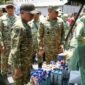 Panglima TNI didampingi jajaran perwira tinggi TNI AD meninjau stan bazar yang menyediakan aneka produk kebutuhan pokok dan minuman dalam rangkaian HUT ke-81 TNI dan HUT ke-76 Kodam IV/Diponegoro.