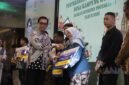 Gubernur DIY Sri Sultan Hamengku Buwono X menyerahkan penghargaan Finalis Lomba Desa/Kampung Wisata DIY 2026 kepada salah satu perwakilan desa wisata.