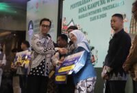 Gubernur DIY Sri Sultan Hamengku Buwono X menyerahkan penghargaan Finalis Lomba Desa/Kampung Wisata DIY 2026 kepada salah satu perwakilan desa wisata.