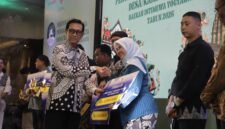 Gubernur DIY Sri Sultan Hamengku Buwono X menyerahkan penghargaan Finalis Lomba Desa/Kampung Wisata DIY 2026 kepada salah satu perwakilan desa wisata.