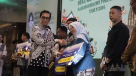 Gubernur DIY Sri Sultan Hamengku Buwono X menyerahkan penghargaan Finalis Lomba Desa/Kampung Wisata DIY 2026 kepada salah satu perwakilan desa wisata.