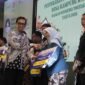 Gubernur DIY Sri Sultan Hamengku Buwono X menyerahkan penghargaan Finalis Lomba Desa/Kampung Wisata DIY 2026 kepada salah satu perwakilan desa wisata.