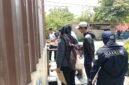 Tim Dinas Lingkungan Hidup (DLH) Kota Bekasi melakukan pemeriksaan lapangan ke lokasi usaha restoran serta pengambilan sampel air permukaan di Sungai Kali Abang 2, Perwira Sari, Kecamatan Bekasi Utara, terkait pengelolaan air limbah domestik. (Foto: Diskominfostandi)