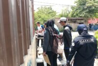 Tim Dinas Lingkungan Hidup (DLH) Kota Bekasi melakukan pemeriksaan lapangan ke lokasi usaha restoran serta pengambilan sampel air permukaan di Sungai Kali Abang 2, Perwira Sari, Kecamatan Bekasi Utara, terkait pengelolaan air limbah domestik. (Foto: Diskominfostandi)
