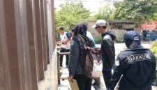 Tim Dinas Lingkungan Hidup (DLH) Kota Bekasi melakukan pemeriksaan lapangan ke lokasi usaha restoran serta pengambilan sampel air permukaan di Sungai Kali Abang 2, Perwira Sari, Kecamatan Bekasi Utara, terkait pengelolaan air limbah domestik. (Foto: Diskominfostandi)