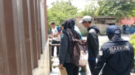 Tim Dinas Lingkungan Hidup (DLH) Kota Bekasi melakukan pemeriksaan lapangan ke lokasi usaha restoran serta pengambilan sampel air permukaan di Sungai Kali Abang 2, Perwira Sari, Kecamatan Bekasi Utara, terkait pengelolaan air limbah domestik. (Foto: Diskominfostandi)