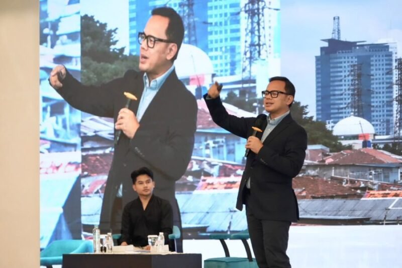 Wamendagri Bima Arya Sugiarto menyampaikan materi di hadapan mahasiswa baru pada kegiatan PKKMB Corsara 2026–2027 di Universitas Komputer Indonesia, Bandung, Selasa (22/9/2026). (Foto: Puspen Kemendagri)