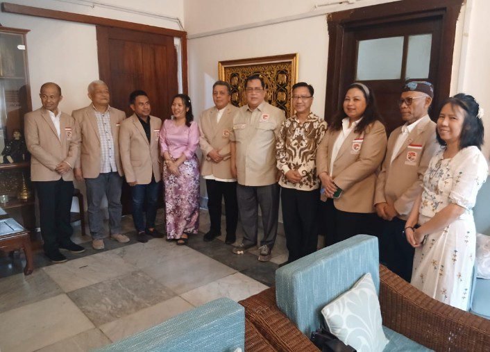 Foto bersama kedutaan besar Myanmar, Mang Hau Thang didampingi Counsellor Shwe Yi Phyo, First Secretary San Nyunt Aung, dan Chief of Chancery Htet Htet Aung dan KSMI, Ketua Umum Yan Mulia Abidin, dan pengurus lainnya, Tundra Meliala, Moko Pamungkas, Meina Paloh, M. Iksan Tauleka, Dudung Abdul Rachman, Marino. (Dok.KSMI)
