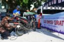 Petugas memeriksa kadar emisi gas buang sepeda motor milik warga di stan Uji Emisi Gratis Kota Yogyakarta.