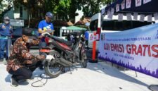 Petugas memeriksa kadar emisi gas buang sepeda motor milik warga di stan Uji Emisi Gratis Kota Yogyakarta.