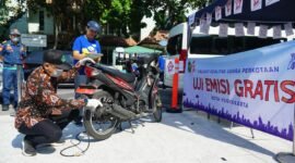 Petugas memeriksa kadar emisi gas buang sepeda motor milik warga di stan Uji Emisi Gratis Kota Yogyakarta.