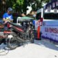 Petugas memeriksa kadar emisi gas buang sepeda motor milik warga di stan Uji Emisi Gratis Kota Yogyakarta.