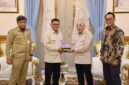 Gubernur Banten Andra Soni menerima kunjungan Direktur Utama Telkom Akses Irphan Wijaya beserta jajaran Komisaris dan Direksi di Gedung Negara Provinsi Banten, Serang, Selasa (22/9/2026), membahas koordinasi penataan jaringan utilitas kabel udara sejalan dengan program Indonesia Asri, Aman, Sehat, Resik, dan Indah. (Foto: Adpim Banten)