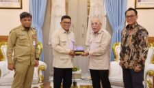 Gubernur Banten Andra Soni menerima kunjungan Direktur Utama Telkom Akses Irphan Wijaya beserta jajaran Komisaris dan Direksi di Gedung Negara Provinsi Banten, Serang, Selasa (22/9/2026), membahas koordinasi penataan jaringan utilitas kabel udara sejalan dengan program Indonesia Asri, Aman, Sehat, Resik, dan Indah. (Foto: Adpim Banten)