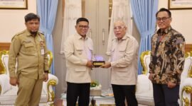 Gubernur Banten Andra Soni menerima kunjungan Direktur Utama Telkom Akses Irphan Wijaya beserta jajaran Komisaris dan Direksi di Gedung Negara Provinsi Banten, Serang, Selasa (22/9/2026), membahas koordinasi penataan jaringan utilitas kabel udara sejalan dengan program Indonesia Asri, Aman, Sehat, Resik, dan Indah. (Foto: Adpim Banten)
