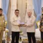 Gubernur Banten Andra Soni menerima kunjungan Direktur Utama Telkom Akses Irphan Wijaya beserta jajaran Komisaris dan Direksi di Gedung Negara Provinsi Banten, Serang, Selasa (22/9/2026), membahas koordinasi penataan jaringan utilitas kabel udara sejalan dengan program Indonesia Asri, Aman, Sehat, Resik, dan Indah. (Foto: Adpim Banten)