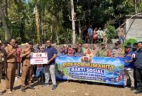 Tim Satgaswil DIY Densus 88 Antiteror Polri bersama aparat desa, TNI-Polri, dan warga membentangkan spanduk saat penyerahan bantuan sarana pompa air dan penyaluran air bersih di Kalurahan Kedungpoh