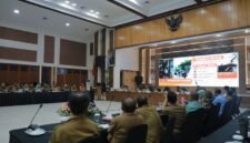 Bupati Bandung Dadang Supriatna memimpin rapat koordinasi yang turut membahas edukasi kesiapsiagaan bencana, termasuk mitigasi gempa bumi, di tengah antisipasi berbagai risiko selama musim kemarau.