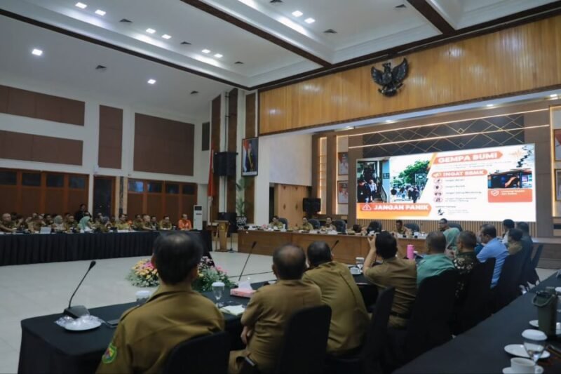 Bupati Bandung Dadang Supriatna memimpin rapat koordinasi yang turut membahas edukasi kesiapsiagaan bencana, termasuk mitigasi gempa bumi, di tengah antisipasi berbagai risiko selama musim kemarau.
