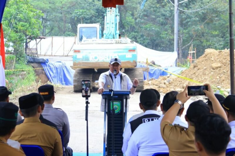 Gubernur Sumsel Herman Deru menyampaikan arahan saat memimpin groundbreaking pembangunan Jembatan Seleman Ulu di Kecamatan Muara Pinang, Empat Lawang  