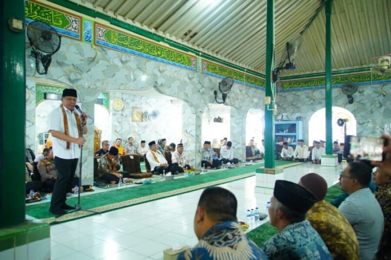 Gubernur Sumsel Herman Deru menyampaikan arahan saat menghadiri peringatan Maulid Nabi Muhammad SAW di Masjid Al-Istiqomah, Desa Ulak Embacang, Sanga Desa, Muba  