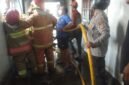Aparat, warga, damkar bahu membahu membantu memadamkan api