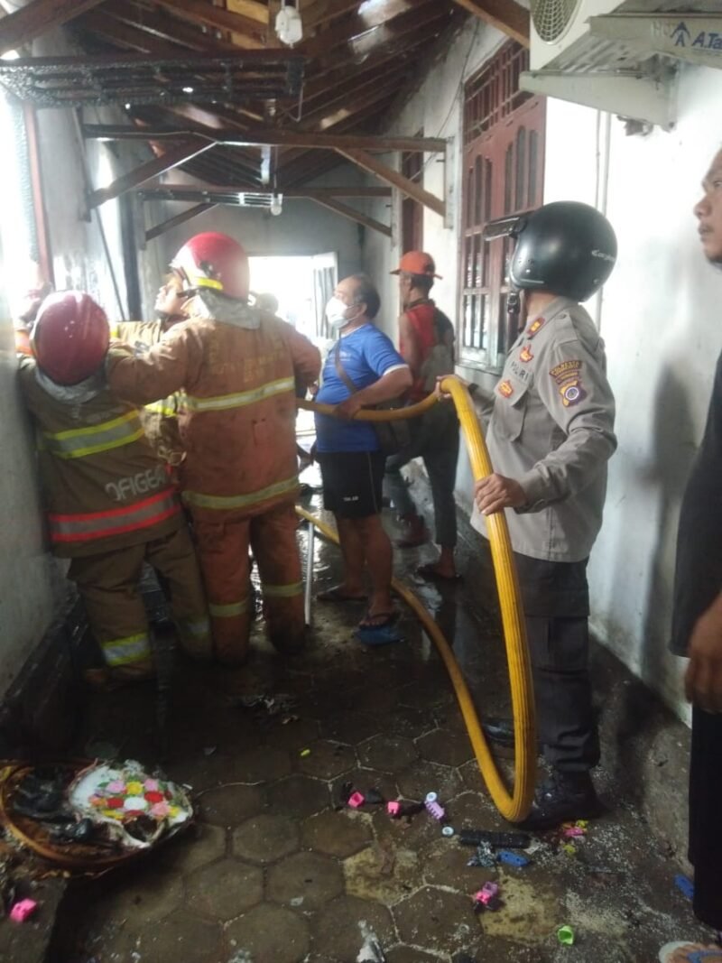 Aparat, warga, damkar bahu membahu membantu memadamkan api
