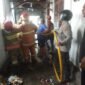 Aparat, warga, damkar bahu membahu membantu memadamkan api