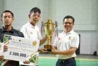 Bupati Bandung menyerahkan piala apresiasi prestasi kepada perwakilan atlet dalam pembukaan PORPEMKAB 2026 dan peringatan HAORNAS ke-43 di GOR Indoor Si Jalak Harupat