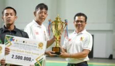GERBANGPATRIOT.COM, KABUPATEN BANDUNG – Pemerintah Kabupaten Bandung melaksanakan Upacara Peringatan Hari Olahraga Nasional (HAORNAS) ke-43 sekaligus membuka secara resmi Pekan Olahraga Pemerintah Kabupaten Bandung (PORPEMKAB) Tahun 2026 di GOR Indoor Si Jalak Harupat, Kabupaten Bandung, Rabu (23/9/2026).  Kegiatan tersebut menjadi momentum untuk mendorong budaya hidup aktif dan bugar sekaligus memperkuat kebersamaan, sportivitas, dan silaturahmi di lingkungan Pemerintah Kabupaten Bandung.  Dalam amanatnya, Bupati Bandung Dadang Supriatna, atau yang lebih akrab disapa KDS, menyampaikan bahwa peringatan HAORNAS ke-43 dengan tema “Menuju Masyarakat Aktif dan Bugar” menjadi momentum untuk menegaskan pentingnya olahraga sebagai bagian dari kehidupan sehari-hari.  Menurut KDS, olahraga tidak selalu harus diwujudkan dalam bentuk pertandingan atau pencapaian prestasi. Aktivitas sederhana seperti berjalan kaki, bersepeda, senam, maupun olahraga bersama apabila dilakukan secara konsisten dapat memberikan manfaat bagi kebugaran dan kualitas hidup masyarakat.  “Olahraga merupakan bagian penting dalam membangun manusia yang sehat, aktif, produktif, dan berkualitas,” ujar KDS dalam amanatnya.  KDS juga menekankan pentingnya kebugaran aparatur dalam mendukung produktivitas dan kualitas pelayanan publik. Aparatur yang sehat dan bugar dinilai akan lebih siap menjalankan tugas serta memberikan pelayanan terbaik kepada masyarakat.  Sejalan dengan hal tersebut, KDS menyambut baik pelaksanaan PORPEMKAB Tahun 2026 yang diselenggarakan BAPOR KORPRI bersama Dinas Pemuda dan Olahraga Kabupaten Bandung. Selain sebagai sarana olahraga, kegiatan tersebut diharapkan menjadi ruang untuk memperkuat silaturahmi, membangun sportivitas, dan mempererat kebersamaan antarperangkat daerah.  “Yang jauh lebih penting dari Porpemkab ini adalah bagaimana kegiatan ini menjadi ruang untuk memperkuat silaturahmi, menumbuhkan sportivitas, dan mempererat kebersamaan antarperangkat daerah,” tuturnya.  KDS berharap semangat PORPEMKAB dapat mendorong olahraga menjadi kebiasaan, baik di lingkungan kerja, keluarga, maupun masyarakat. Pemerintah Kabupaten Bandung juga akan terus mendorong pembangunan olahraga secara berkesinambungan melalui pembinaan olahraga rekreasi, olahraga masyarakat, dan olahraga prestasi.  Kolaborasi dengan organisasi keolahragaan, induk cabang olahraga, dunia pendidikan, komunitas, dunia usaha, serta berbagai elemen masyarakat dinilai penting untuk memperluas kesempatan masyarakat dalam berolahraga dan mendukung pembinaan atlet secara berkelanjutan.  “Karena membangun olahraga tidak bisa dilakukan sendiri, dibutuhkan kerja bersama, pembinaan yang konsisten, fasilitas yang memadai, pelatih yang berkualitas, serta kesempatan yang luas bagi masyarakat untuk berolahraga,” ungkapnya.  KDS juga mengajak seluruh jajaran Pemerintah Kabupaten Bandung menjadikan HAORNAS sebagai momentum gerakan bersama untuk membudayakan hidup aktif, menjaga kebugaran, serta membangun semangat sportivitas dalam bekerja dan memberikan pelayanan kepada masyarakat.  Kepada seluruh peserta PORPEMKAB, KDS berpesan agar mengikuti pertandingan dengan semangat, menjunjung tinggi sportivitas, menjaga kekompakan, serta menjadikan setiap pertandingan sebagai sarana memperkuat persaudaraan.  “Menang dan kalah adalah bagian dari pertandingan. Yang terpenting adalah semangat untuk berpartisipasi, menjaga kebugaran, dan membangun kebersamaan,” ujarnya.  Dalam kesempatan tersebut, KDS juga menyampaikan kesiapannya untuk turut berpartisipasi dalam salah satu cabang olahraga yang dipertandingkan, yakni domino, bersama Wakil Bupati Bandung.  Sementara itu, Ketua Pelaksana PORPEMKAB Kabupaten Bandung Tahun 2026, Ben Indra Agusta, dalam laporannya menyampaikan bahwa kegiatan tersebut merupakan bagian dari program kerja Dewan Pengurus KORPRI dan Dinas Pemuda dan Olahraga Kabupaten Bandung Tahun 2026.  PORPEMKAB dilaksanakan sebagai upaya meningkatkan kebugaran jasmani, kesehatan, sportivitas, serta mempererat silaturahmi dan kebersamaan ASN di lingkungan Pemerintah Kabupaten Bandung.  “Melalui Pekan Olahraga Pemerintah Kabupaten Bandung ini diharapkan terwujud ASN yang sehat, bugar, produktif, dan memiliki semangat kerja yang semakin baik guna mendukung terwujudnya visi Kabupaten Bandung Lebih Bedas,” jelas Ben.  PORPEMKAB Kabupaten Bandung Tahun 2026 berlangsung pada 23–29 September 2026 di sejumlah lokasi, yakni GOR Bulutangkis Kompleks Pemkab Bandung, MPP Kabupaten Bandung, Pasar Ikan Modern, dan Gedung Gymnasium kawasan Si Jalak Harupat, sesuai dengan cabang olahraga yang dipertandingkan.  Terdapat lima cabang olahraga yang dipertandingkan, yaitu bulutangkis, tenis meja, biliar, domino orado, dan catur.  Adapun peserta PORPEMKAB Tahun 2026 mencapai sekitar 800 peserta, yang terdiri atas perwakilan 7 daerah pemilihan kecamatan dan 45 OPD se-Kabupaten Bandung.  Tingginya partisipasi tersebut menunjukkan antusiasme ASN dalam mengikuti kegiatan olahraga sekaligus memperkuat kebersamaan dan silaturahmi antarperangkat daerah.(GLA)  Sumber : diskominfo bandung