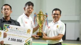 Bupati Bandung menyerahkan piala apresiasi prestasi kepada perwakilan atlet dalam pembukaan PORPEMKAB 2026 dan peringatan HAORNAS ke-43 di GOR Indoor Si Jalak Harupat  