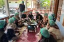 Foto tim HIMASEPTA UMY melakukan pendampingan pembuatan minyak kelapa COCONUTRISE kepada warga Garongan, Panjatan, Kulon Progo  