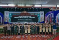 Gubernur Lampung Rahmat Mirzani Djausal berfoto bersama Rektor Unila Prof. Lusmeilia Afriani dan jajaran senat pada Rapat Luar Biasa Senat memperingati Dies Natalis ke-61 Unila di GSG Unila