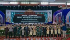 ubernur Lampung Rahmat Mirzani Djausal berfoto bersama Rektor Unila Prof. Lusmeilia Afriani dan jajaran senat pada Rapat Luar Biasa Senat memperingati Dies Natalis ke-61 Unila di GSG Unila  