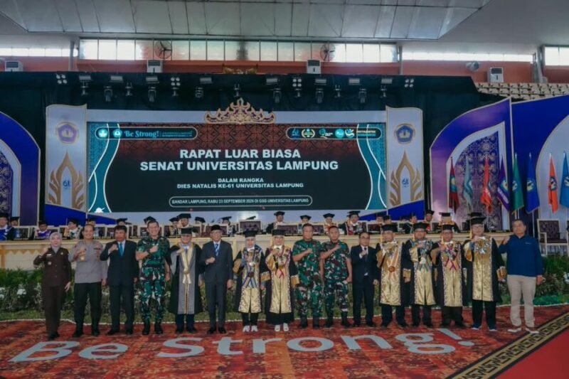 Gubernur Lampung Rahmat Mirzani Djausal berfoto bersama Rektor Unila Prof. Lusmeilia Afriani dan jajaran senat pada Rapat Luar Biasa Senat memperingati Dies Natalis ke-61 Unila di GSG Unila
