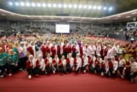 Ketua Umum TP PKK sekaligus Ketua Umum Perwosi Tri Tito Karnavian berfoto bersama jajaran pengurus dan para peserta usai membuka Lomba Senam Kreasi Nasional Tahun 2026 di GOR Soemantri, Jakarta, Rabu (23/9/2026).