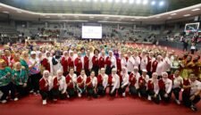 Ketua Umum TP PKK sekaligus Ketua Umum Perwosi Tri Tito Karnavian berfoto bersama jajaran pengurus dan para peserta usai membuka Lomba Senam Kreasi Nasional Tahun 2026 di GOR Soemantri, Jakarta, Rabu (23/9/2026).