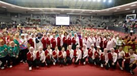 Ketua Umum TP PKK sekaligus Ketua Umum Perwosi Tri Tito Karnavian berfoto bersama jajaran pengurus dan para peserta usai membuka Lomba Senam Kreasi Nasional Tahun 2026 di GOR Soemantri, Jakarta, Rabu (23/9/2026).