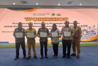 Jajaran DPPKB Kota Bekasi berfoto bersama usai menerima lima penghargaan dari tujuh kategori apresiasi Program Pengendalian Penduduk yang diberikan BKKBN Provinsi Jawa Barat, dalam workshop yang berlangsung 22–23 September 2026 di Kantor BAPPEDA Provinsi Jawa Barat.