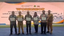Jajaran DPPKB Kota Bekasi berfoto bersama usai menerima lima penghargaan dari tujuh kategori apresiasi Program Pengendalian Penduduk yang diberikan BKKBN Provinsi Jawa Barat, dalam workshop yang berlangsung 22–23 September 2026 di Kantor BAPPEDA Provinsi Jawa Barat.