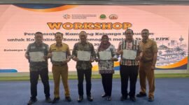 Jajaran DPPKB Kota Bekasi berfoto bersama usai menerima lima penghargaan dari tujuh kategori apresiasi Program Pengendalian Penduduk yang diberikan BKKBN Provinsi Jawa Barat, dalam workshop yang berlangsung 22–23 September 2026 di Kantor BAPPEDA Provinsi Jawa Barat.