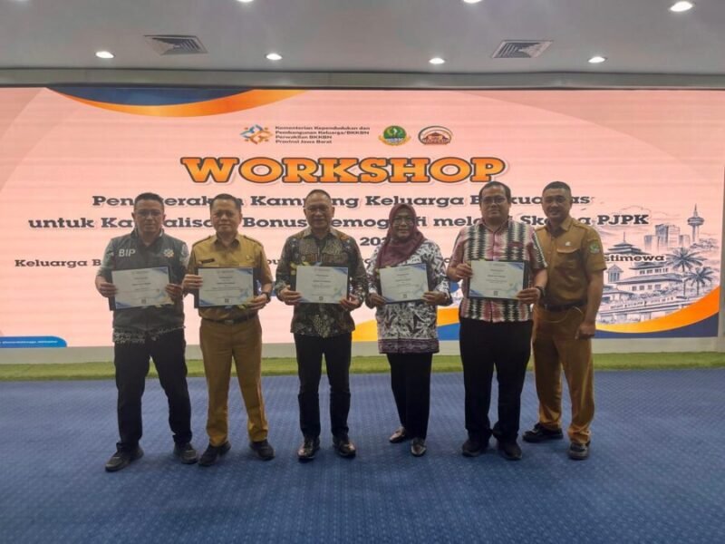 Jajaran DPPKB Kota Bekasi berfoto bersama usai menerima lima penghargaan dari tujuh kategori apresiasi Program Pengendalian Penduduk yang diberikan BKKBN Provinsi Jawa Barat, dalam workshop yang berlangsung 22–23 September 2026 di Kantor BAPPEDA Provinsi Jawa Barat.